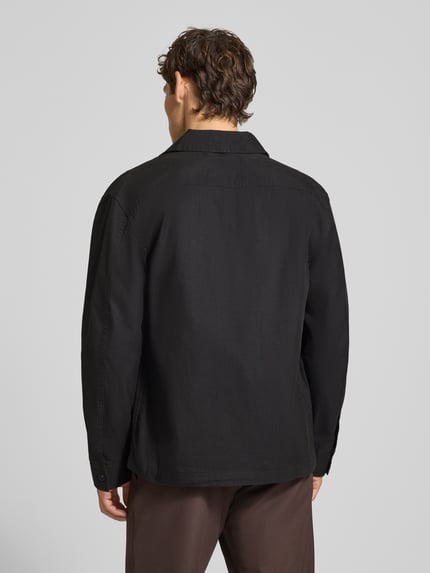 Męski model nosi czarną koszulę casualową z mieszanki bawełny Regular Fit model 'MOTTO' od Selected, widok całej sylwetki z tyłu