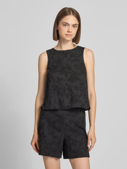 Frauenmodel trägt Regular Fit Blusentop aus reiner Baumwolle Modell 'PCGINGER' von PIECES, schwarze florale Struktur, Ganzkörperansicht von vorne.