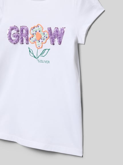Meisje draagt A-Shape Fit T-Shirt uit zuivere katoen van s.Oliver RED LABEL, wit, unikleurig, motiefprint, pailletten, detailopname voorzijde.