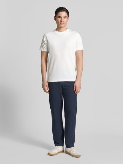 Männermodel trägt T-Shirt mit Rundhalsausschnitt und Logo-Print von Lerros im Regular Fit, weißer Baumwoll-Mix, Ganzkörperansicht von vorne.