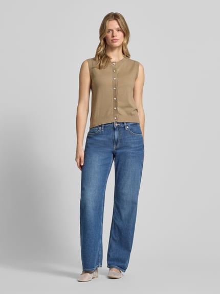 Frauenmodel trägt Regular Fit Pullunder aus Viskose-Mix Modell 'ORINA' von Pieces, Optik: Unifarben, Feinstrick, Ganzkörperansicht von vorne.