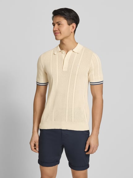 Männermodel trägt Slim Fit Poloshirt mit Strukturmuster und Knopfleiste von Superdry in Beige, Reine Baumwolle, Ganzkörperansicht von vorne. Rückenlänge bei Größe M: 61 cm.