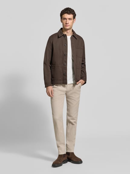 Männermodel trägt Regular Fit Schmale Hose aus Baumwoll-Mix Modell 'Stig Jogger' von Marc O'Polo, Herren Schmale Hose, Ganzkörperansicht von vorne.