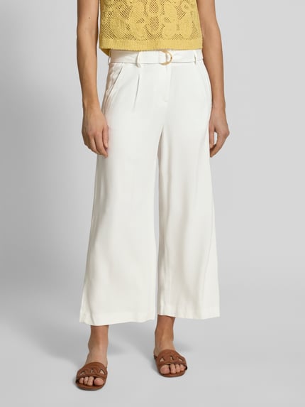 Kobiece modelka nosi Culotte aus Viskose mit Gürtel od Christian Berg Woman, szeroka nogawka, czysta wiskoza, pasek, kieszenie francuskie, kieszenie z lamówką z tyłu, szerokość w rozmiarze 36: 39 cm, długość nogawki od wewnątrz w rozmiarze 36: 65 cm, widok na całe ciało z przodu