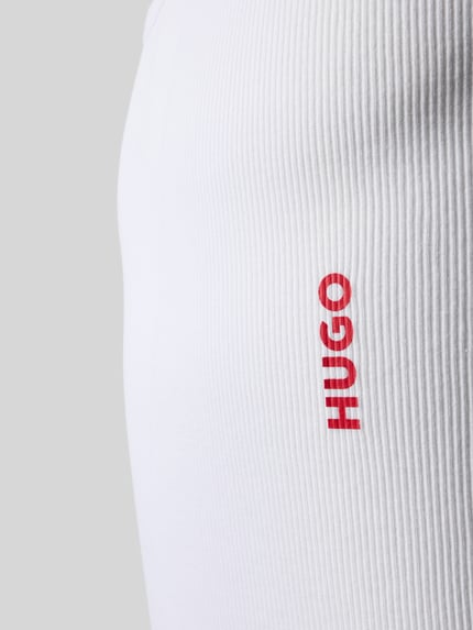 Produktfoto, weißes Slim Fit Tanktop aus reiner Baumwolle Modell 'TANK TOP TRIPL. PACK' von HUGO, feine Rippstruktur, roter Logo-Schriftzug