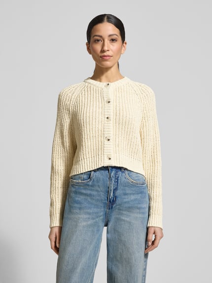 Vrouwenmodel draagt Strickjacke mit Rundhalsausschnitt van Oui, katoenmix, regular fit, knoopsluiting, ruglengte 44 cm, mouwlengte 77 cm, voorkant totaalbeeld
