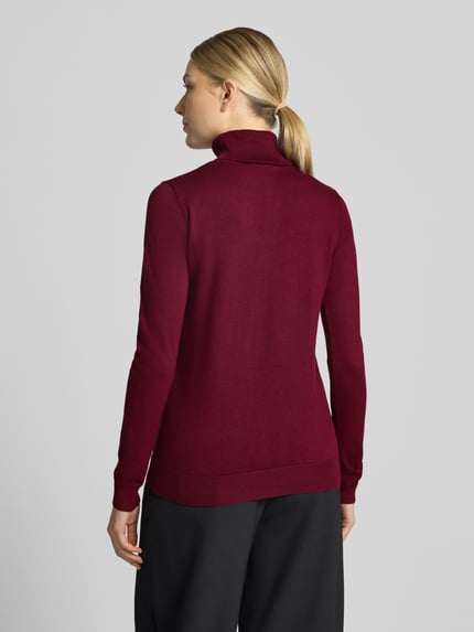Vrouwenmodel draagt Slim Fit gebreide pullover van viscosemix Model 'IHLULS' van ICHI in bordeaux met col en elastische boorden, ruglengte 61 cm, mouwlengte 66 cm, dames, geheellichaamsweergave achteraan.