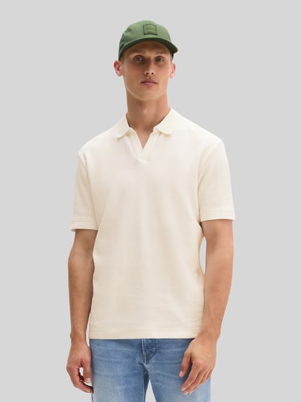 Männermodel trägt Regular Fit T-Shirt aus reiner Baumwolle von Marc O'Polo in Beige, neutrale Struktur, Ganzkörperansicht von vorne, Herren T-Shirt von Marc O'Polo
