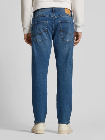 Mężczyzna nosi Straight Fit Jeans im 5-Pocket-Design Modell 'Mike' od Jack & Jones, niebieski denim, bawełniana mieszanka elastyczna, szerokość w rozmiarze 32/32: 43 cm, długość nogawki wewnętrznej: 77 cm, widok całej sylwetki od tyłu.