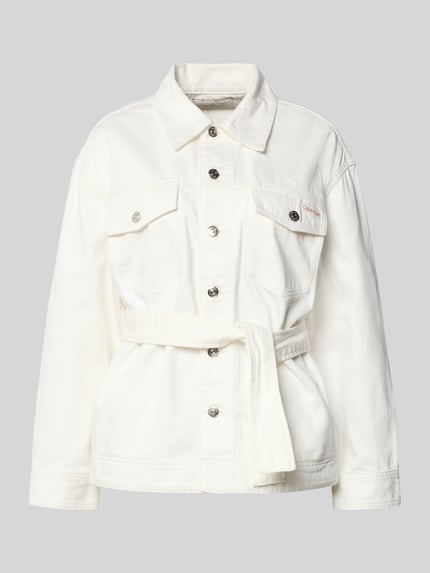 Produktfoto, Regular Fit Jeansjacke mit abnehmbarem Taillenband von Calvin Klein Jeans, biała bawełna, kołnierz, kieszenie na piersi, logo, krój regular fit, długość tyłu w rozmiarze S: 66 cm, szerokość ramion w rozmiarze S: 60 cm, szerokość klatki piersiowej w rozmiarze S: 54 cm, długość rękawa w rozmiarze S: 56 cm