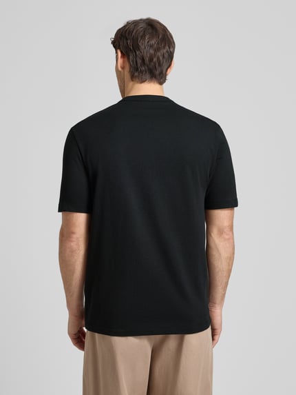 Männermodel trägt Regular Fit T-Shirt aus reiner Baumwolle Modell 'H-TAUT 15' von BOSS, Optik: Unifarben, Ganzkörperansicht Rückansicht.