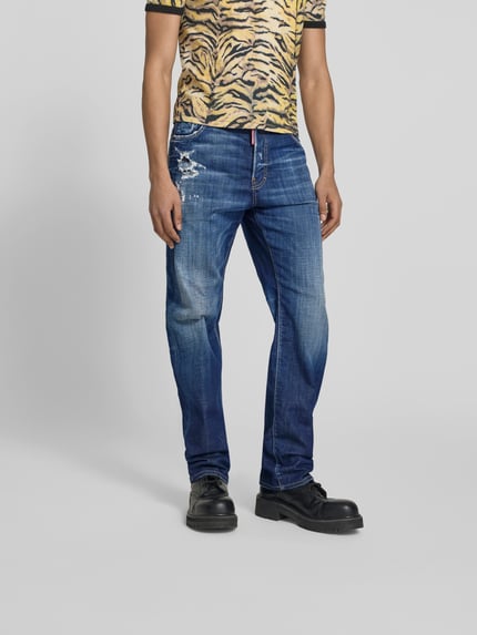 Męski model nosi Straight Fit Jeans im Used-Look od Dsquared2, niebieski denim, efekt sprania, 5 kieszeni, szerokość w rozmiarze 50: 44 cm, długość nogawki: 80 cm, widok całej sylwetki z przodu.