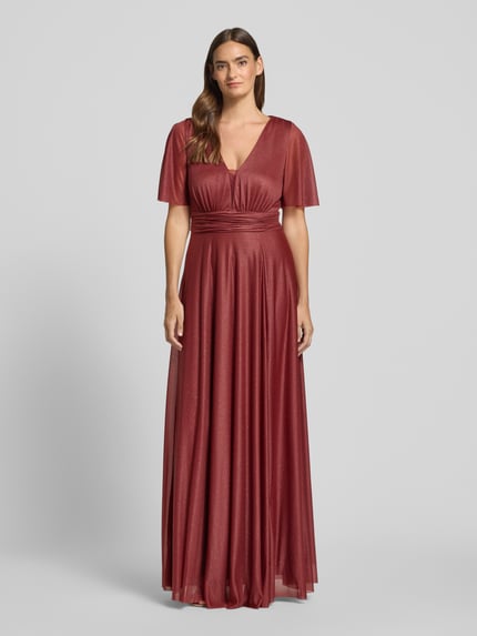 Frauenmodel trägt Schimmerndes Maxikleid mit V-Ausschnitt und Taillenband von Christian Berg Cocktail, Mesh, A-Linie, Ganzkörperansicht von vorne.