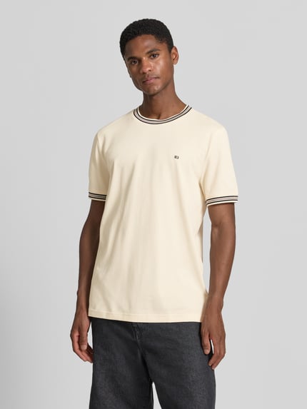 Männermodel trägt Regular Fit T-shirt met gestikt logo van Christian Berg Men, puur katoen, ronde hals, ruglengte maat M 71 cm, Ganzkörperansicht von vorne
