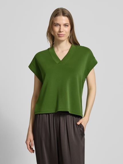 Frauenmodel trägt Relaxed Fit T-Shirt mit Lyocell-Anteil Modell 'Tencel' von Scotch & Soda in Grün, elastischer Material-Mix, V-Ausschnitt, Kappärmel, Damen T-Shirt, Nahaufnahme Oberkörper.