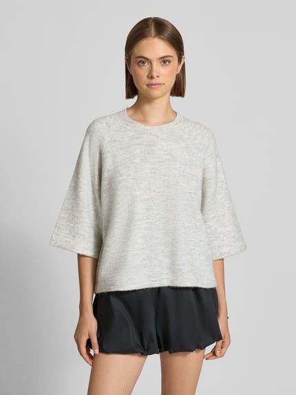 Modelka nosi jasnoszary sweter z rękawami o dł. 3/4, model 'SIMONI' od ONLY, prosty krój regular fit, widok z przodu, damski sweter.