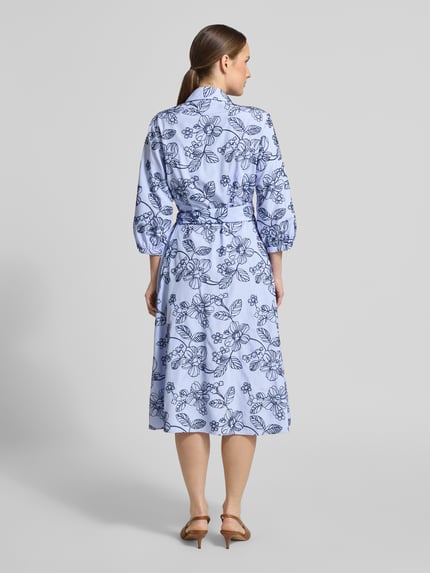 Frauenmodel trägt Wickelkleid mit Stitchings und 3/4-Arm von WHITE LABEL in A-Linie als Midikleid, Rückenlänge 116 cm, Ganzkörperansicht Rückansicht.