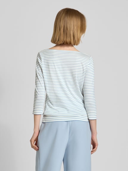 Männermodel trägt Regular Fit Longsleeve aus Lyocell-Mix von Windsor, biało-niebieskie paski, 3/4 rękaw, krój regular fit, Envelope-dekolt, długość pleców 59 cm w rozmiarze 36, widok całej sylwetki z tyłu