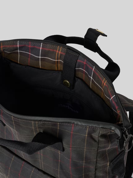 Produktfoto, Rucksack aus reiner gewachster Baumwolle von Barbour, kariertes Muster in Braun und Dunkelgrün, grobe Textur, Herren Rucksack von Barbour