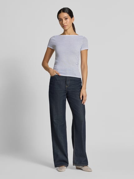 Frauenmodel trägt Skinny Fit T-Shirt aus reiner Baumwolle von MANGO, gestreift, U-Boot-Ausschnitt, kurzärmelig, Ganzkörperansicht von vorne.