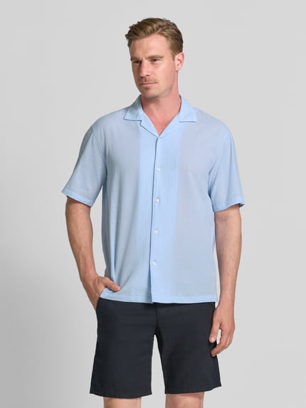 Męski model nosi Regular Fit Freizeithemd mit Reverskragen von MCNEAL, błękitna bawełna, Listwa guzikowa, krój regular fit, Długość tyłu 72 cm, Szerokość ramion 54 cm, Długość rękawów 26 cm, koszula casualowa, Ganzkörperansicht von vorne