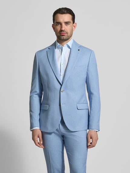 Männermodel trägt Sakko mit Pattentaschen Modell 'NICK' von Zuitable in Hellblau, Material-Mix mit Viskose-Anteil, Gerader-Schnitt, Reverskragen, Knopfleiste, Brusttasche mit Einstecktuch, Ganzkörperansicht von vorne.