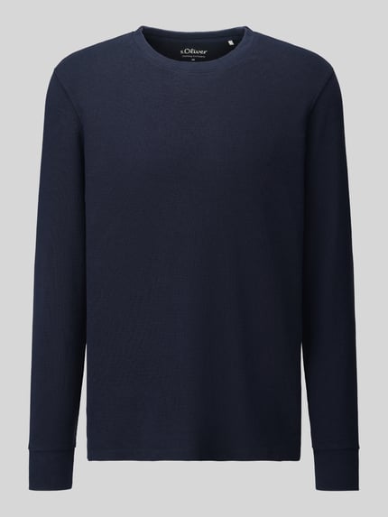 Produktfoto, Regular Fit Langarmshirt aus reiner Baumwolle von s.Oliver RED LABEL in Dunkelblau mit feiner Struktur vor grauem Hintergrund