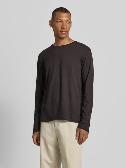 Männermodel draagt heren shirt met lange mouwen van puur katoen, regular fit, model 'Kendrick' van Drykorn, ronde hals, ruglengte maat M 70 cm, Ganzkörperansicht von vorne.