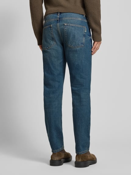 Männermodel trägt WOODBIRD Jeans met 5-Pocket-Design Modell 'Doc', rechte pasvorm, blauwe denim, Ganzkörperansicht Rückansicht.