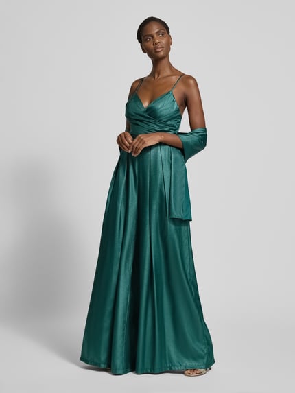 Frauenmodel trägt Regular Fit Jumpsuit mit Spaghetti-Trägern von Unique, Satin, Wickel-Optik, Bundfalten, tiefgrün, Ganzkörperansicht von vorne.