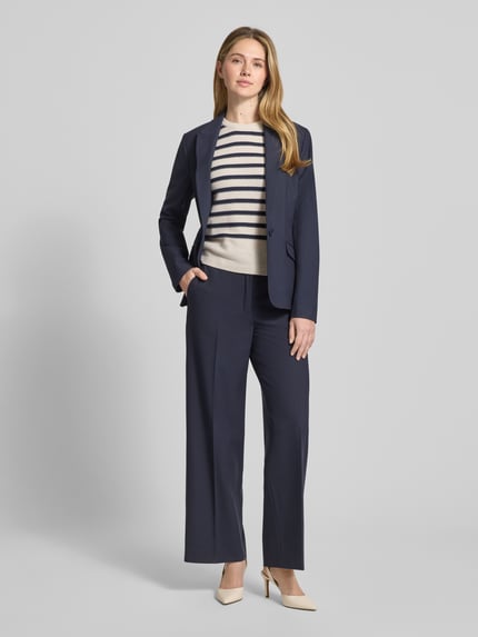 Frauenmodel trägt Wide Leg Stoffhose mit Bügelfalten von s.Oliver BLACK LABEL, Optik: Unifarben, seitliche Eingrifftaschen, Ganzkörperansicht von vorne.