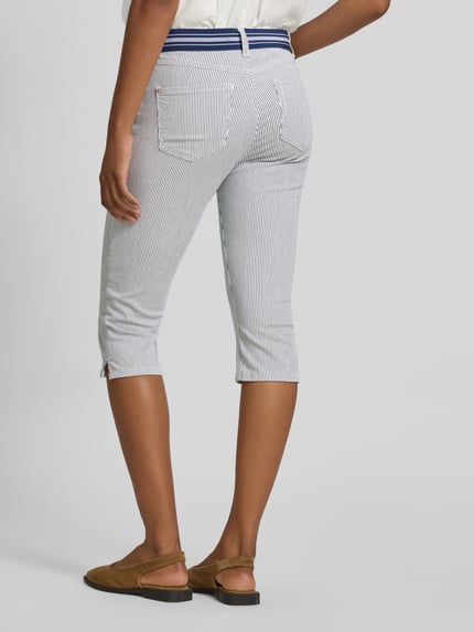 Vrouwenmodel draagt Caprihose im Allover-Look Modell 'Anna' van Angels, dames capribroek van katoenmix met stretch, slim fit, elastische band, all-over look, bandwijdte maat 36: 41 cm, binnenbeenlengte maat 36: 46 cm, totaalbeeld achteraan