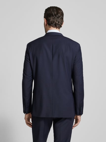 Männermodel trägt Slim Fit 2-Knopf-Sakko mit Pattentaschen von HECHTER PARIS, dunkelblauer Schurwolle-Mix, Rückansicht Ganzkörperansicht.