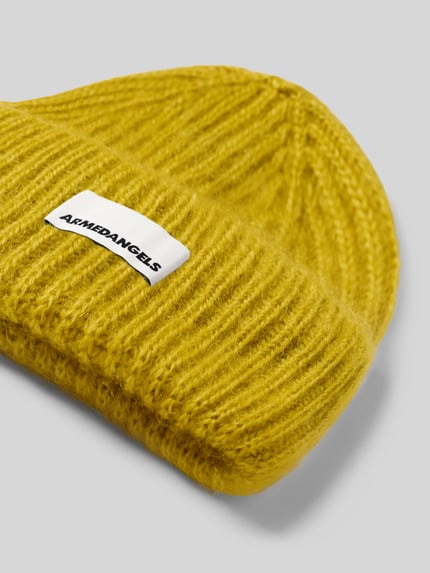 Produktfoto, gelbe Mütze aus Mohair-Mix mit gerippter Struktur, weiche Textur, ARMEDANGELS Label sichtbar, Mütze aus Mohair-Mix mit Woll-Anteil Modell 'MOHAIR' von ARMEDANGELS, Damen Mütze