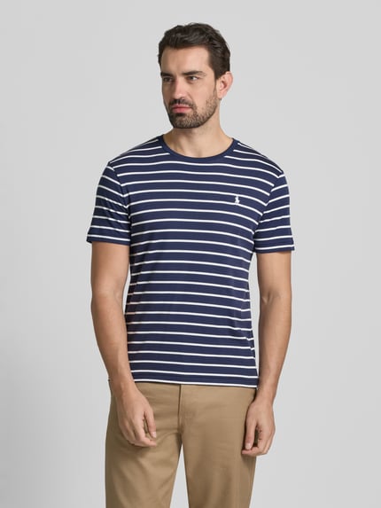 Męski model nosi T-Shirt mit Label-Stitching von Polo Ralph Lauren w paski, bawełna, regular fit, okrągły dekolt, widok z przodu, zdjęcie całej sylwetki.