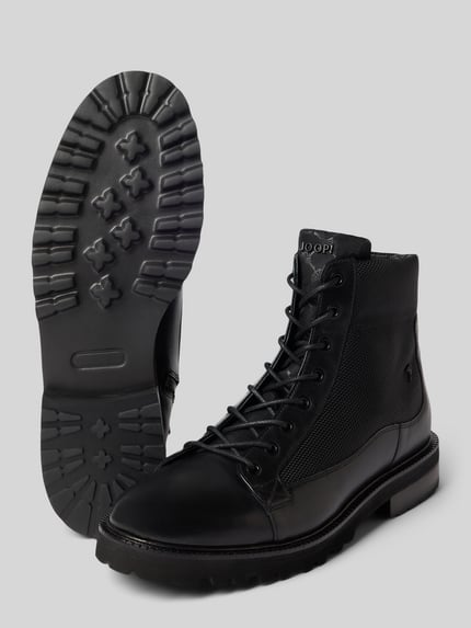 Produktfoto, schwarze Stiefel / Boots aus echtem Leder Modell 'tela mario' von JOOP! SHOES, matte und glänzende Texturen, grobe Sohle