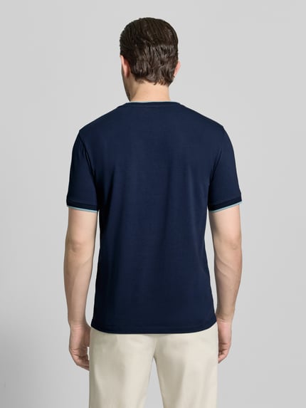 Männermodel trägt T-Shirt mit Rundhalsausschnitt und Kontraststreifen von Manuel Ritz in Dunkelblau, Baumwoll-Elasthan-Mix, Ganzkörperansicht Rückansicht