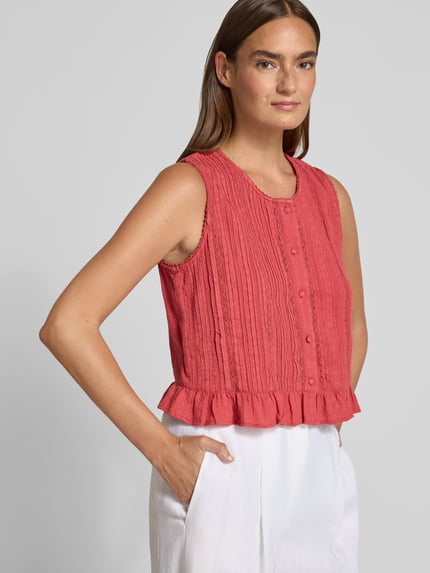 Modelka prezentuje Blusentop mit Knopfleiste und Häkelspitze von Jake*s Casual, bawełna, krój regular fit, okrągły dekolt, listwa guzikowa, szydełkowa koronka, długość tyłu w rozmiarze 36: 46 cm, kolor czerwony, strukturalny materiał, prosty fason, całkowity widok z przodu.