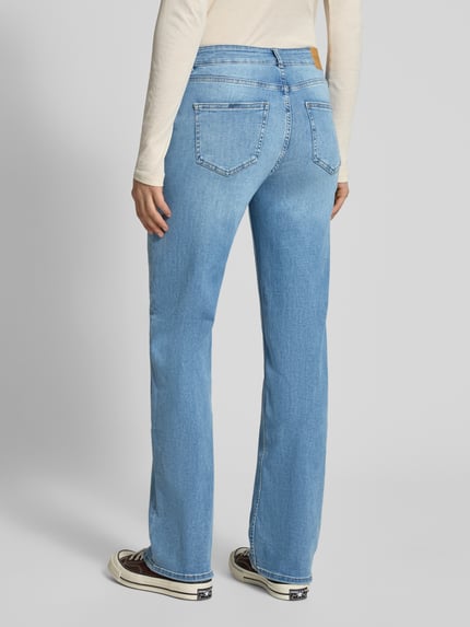 Vrouwenmodel draagt Straight Jeans met middelhoog band in lichtblauwe wassing van Review, mix van katoen en elastaan, 5-pocketmodel, bandwijdte maat 28: 37 cm, binnenbeenlengte maat 28: 82 cm, volledige achteraanzicht.
