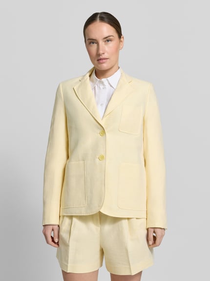 Frauenmodel trägt Blazer aus Leinen-Mix mit Reverskragen und Brusttasche von MICHAEL Michael Kors, Gerade, Knopfverschluss, Ganzkörperansicht von vorne.