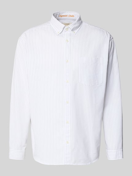 Produktfoto, weißes Regular Fit Freizeithemd mit feinen Streifen, Brusttasche, Button-Down-Kragen, Baumwoll-Mix, Modell 'NORREBRO' von Jack & Jones
