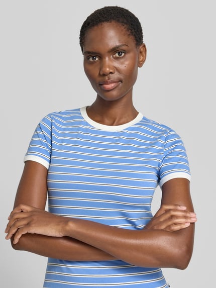 Vrouwenmodel draagt Regular Fit T-shirt uit katoenmix van Tom Tailor Denim met meerkleurige gestreepte look, korte mouw, ronde hals, labelpatch, jersey materiaalverwerking, Nahaufnahme Oberkörper.