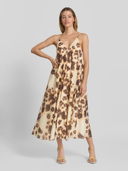 Vrouwenmodel draagt cocktailjurk uit lyocellmix met V-hals, A-lijn, midi-jurk, all-over look, spaghettibandjes van Jake*s Cocktail, geheel vooraanzicht.