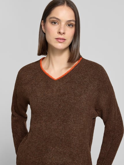 Kobiece model prezentuje sweter z dzianiny z dekoltem w serek, model 'Ro44sie' od ZABAIONE, krój regular fit, paski w kontrastowym kolorze, długość tyłu w rozmiarze S/M: 62 cm, długość rękawów w rozmiarze S/M: 51 cm, zbliżenie na górną część ciała