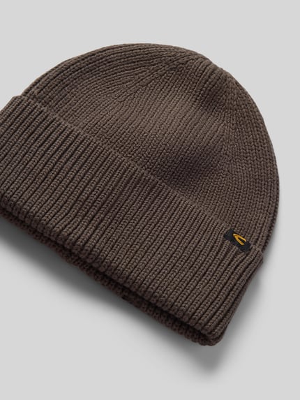 Produktfoto, beanie in bruin van camel active, mix van katoen en kasjmier, klassiek model, brede omslag, labeldetail