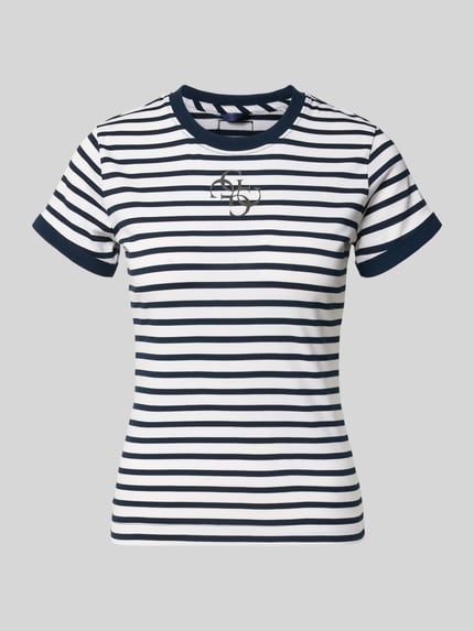 Produktfoto, T-Shirt mit Rundhalsausschnitt und Label-Print von Guess, damski t-shirt z mieszanki materiałów z domieszką modalu, dopasowany krój, okrągły dekolt, nadruk z logo, długość tyłu w rozmiarze S: 58 cm, białe i granatowe poziome paski
