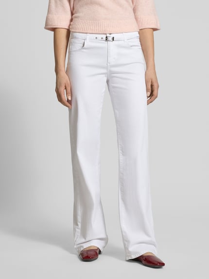 Kobiece model prezentuje Flared Jeans mit Gürtel Modell 'Liz City' von Angels, biały, bawełniany materiał z domieszką stretchu, fason rozszerzany, 5 kieszeni, pasek z klamrą, szerokość w rozmiarze 36/32: 38 cm, długość nogawki wewnętrznej: 90 cm, zdjęcie przód, półzbliżenie dolnej części ciała.