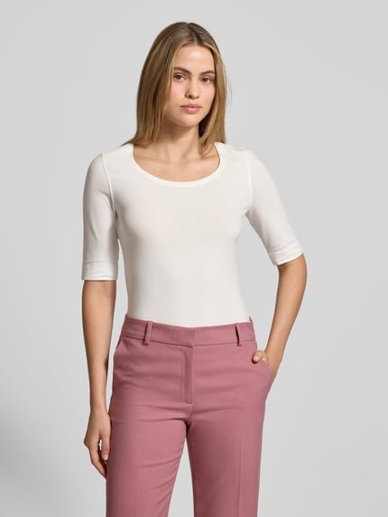 Vrouwenmodel draagt T-shirt met stretch-aandeel Model 'Serta' van Opus, mix van katoen en elastaan, nauwsluitend, U-hals, halflange mouwen, wit; Ganzkörperansicht van voren.