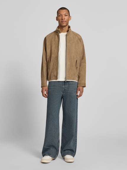 Männermodel trägt Jeans im Used-Look Modell 'Type 3' von Wood Wood, blaue Baumwolle, Relaxed Fit, Ganzkörperansicht von vorne.
