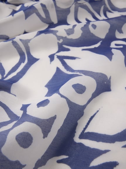 Productfoto, Schal in rechteckiger Form van More & More, dames sjaal, blauw-wit abstract patroon, lichte textuur, breedte 72 cm